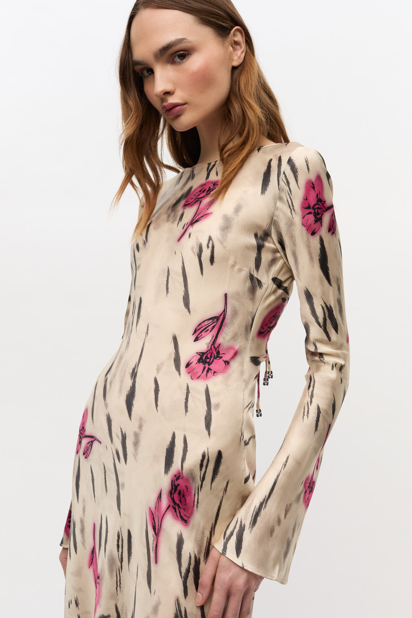 Blomstrete maxikjole i sateng, Elastane, in colour Egret - 3 - GANNI
